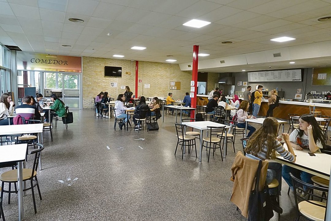 Imagen de la cafetería de Filología, una de las más transitadas del campus de Vigo y la más cara.