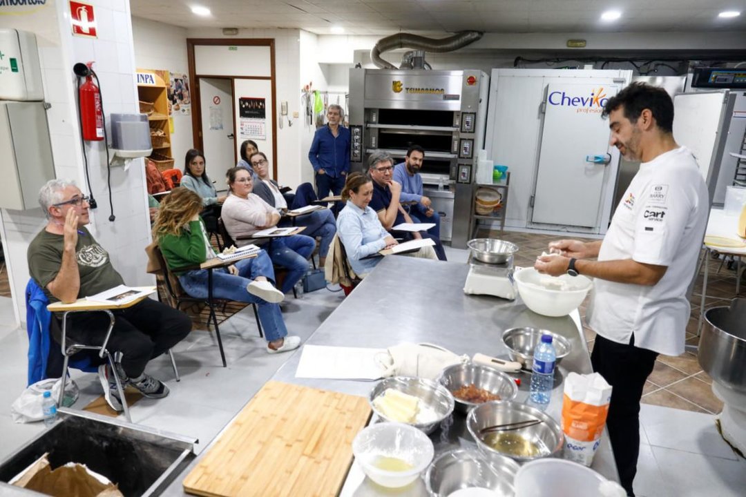 Un instante del curso de ayer en Aproinppa con José Romero, referente mundial en la elaboración de panetones.
