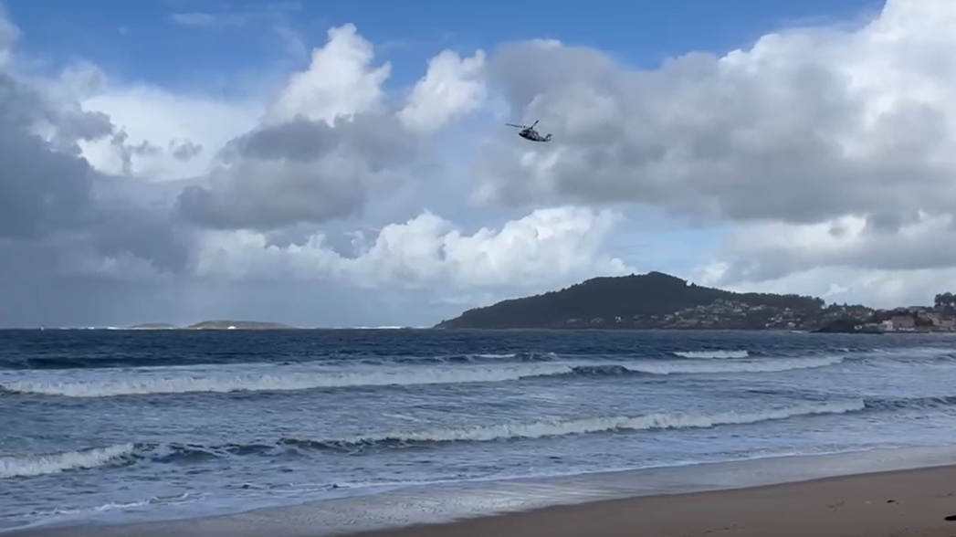 El helicóptero Pesca 1, en el operativo de este domingo en Playa América.