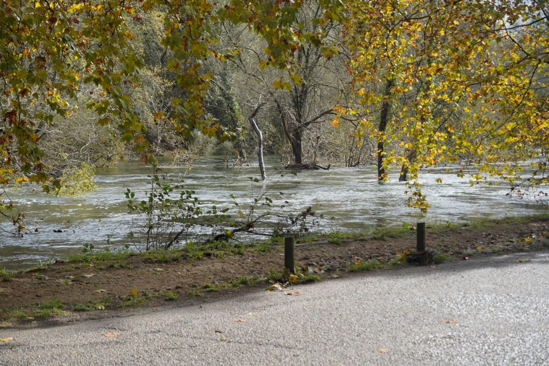 El río Tea, todavía desbordado en algunos puntos en el entorno de Ponteareas, ayer.