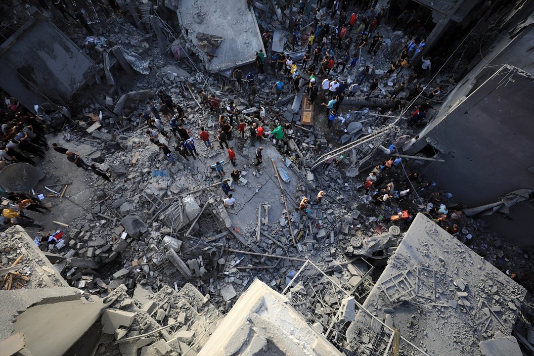 Palestinos comprueban el desastre ocasionado por los ataques israelíes en la zona central de Gaza. // EP