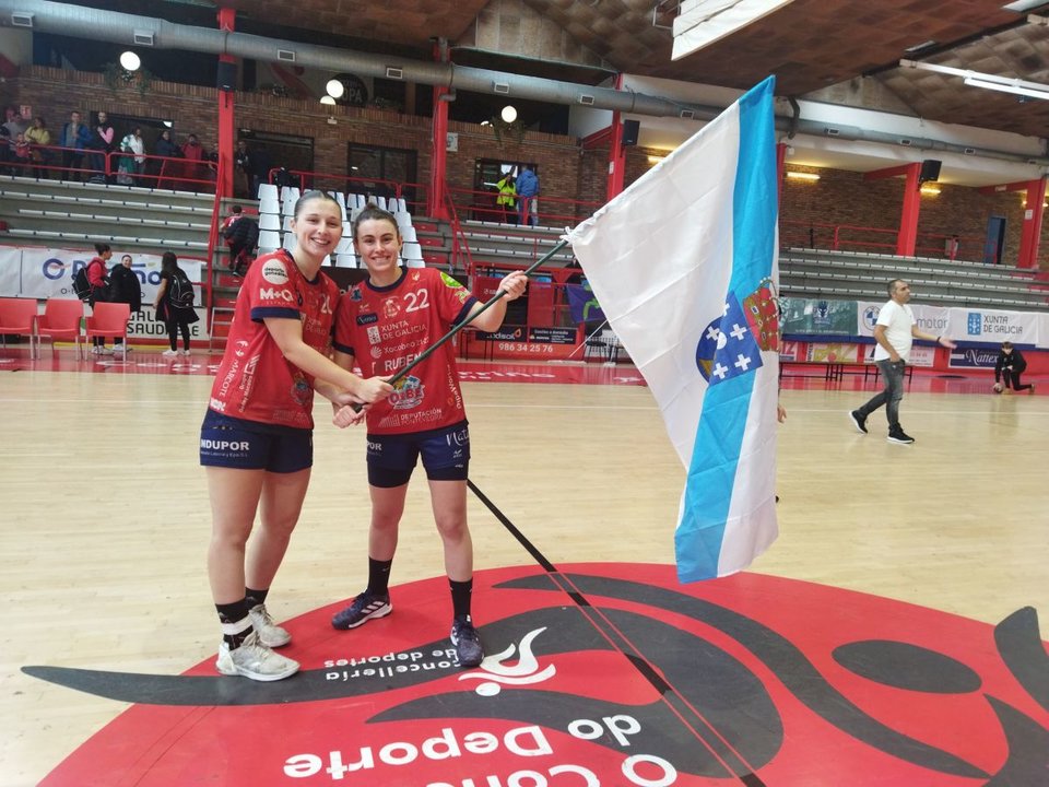 Maider (i.) y Paulina sonríen mientras enarbolan la bandera de Galicia al término del derbi del domingo.