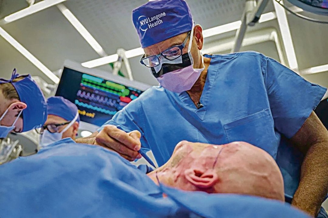 Eduardo Rodríguez, jefe del equipo médico, durante la intervención del trasplante de ojo.
