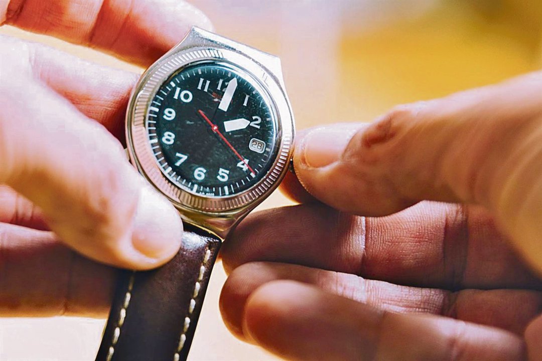 Una persona atrasa el reloj en el último cambio horario del 28 de octubre.