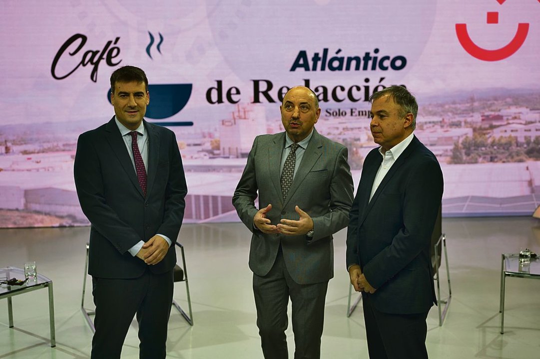 David Sobral (e.), José Antonio Rodríguez (c.) e Heriberto García (d.)  falaron sobre a situación dos polígonos industriais.