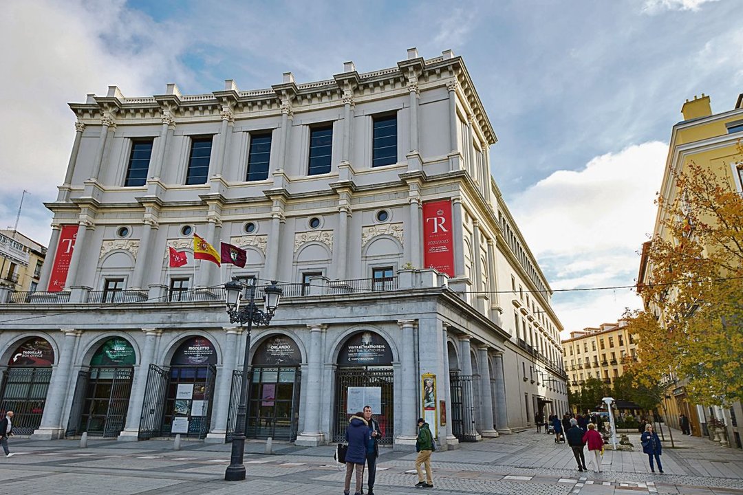 Vista de la fachada del Teatro Real, ubicado en la Plaza de Oriente y frente al Palacio Real.