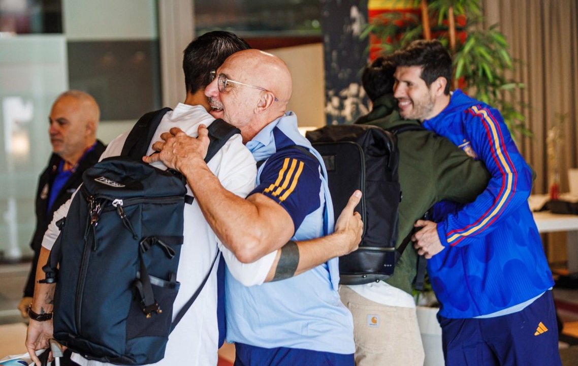 El seleccionador Luis de la Fuente recibe con un abrazo a Álvaro Morata en la concentración.