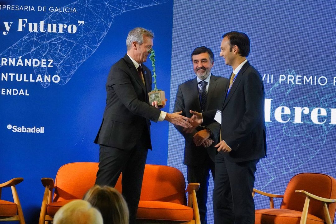 Andrés Fernández recibió el premio de manos del presidente de la Xunta, Alfonso Rueda.