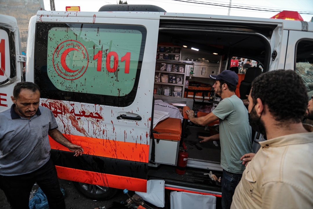 Un ambulancia con restos de sangre tras el ataque de Israel al Hospital Al Shifa de Gaza. // Europa Press