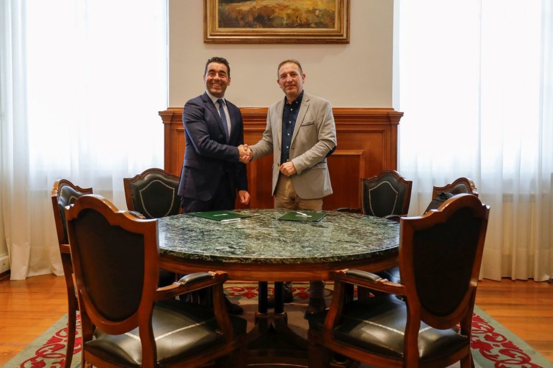 Reunión en el Pazo Provincial entre el presidente Luis López y el alcalde de As Neves, José Manuel Alfonso.