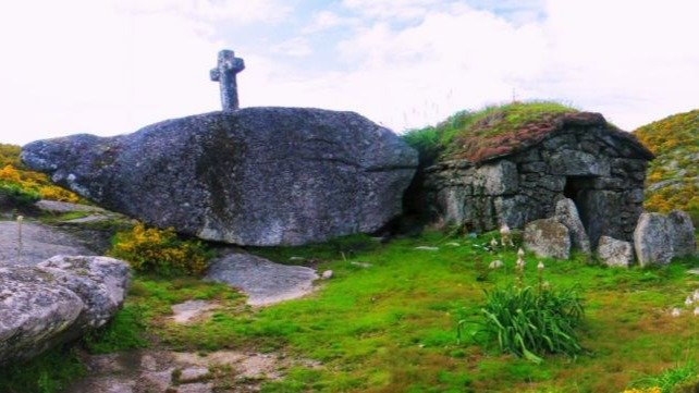 ‘Piedras’ y Uces'  forma parte del DNI  de Covelo, junto a las gentes del ‘Sur da Dorsal Galega’.