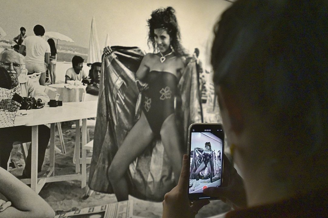Un visitante fotografía una de las obras de la exposición “Helmut Newton. Fact & Fiction”.