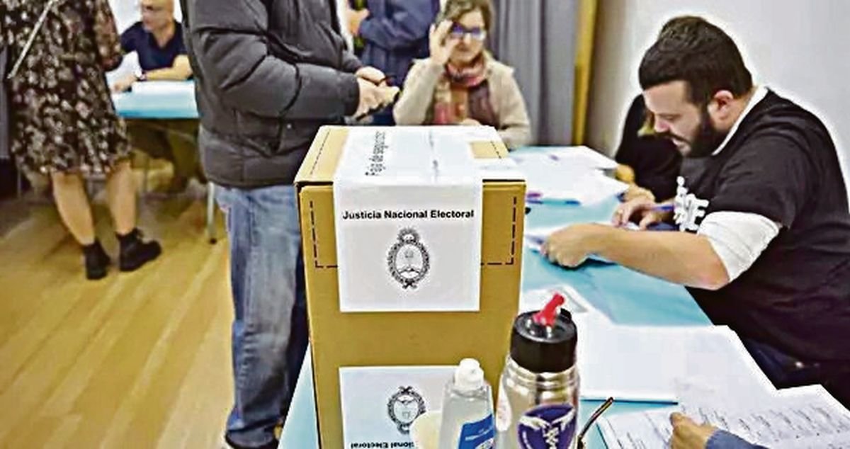 Votaciones en un colegio electoral en Madrid, en la primera vuelta, a finales de octubre.