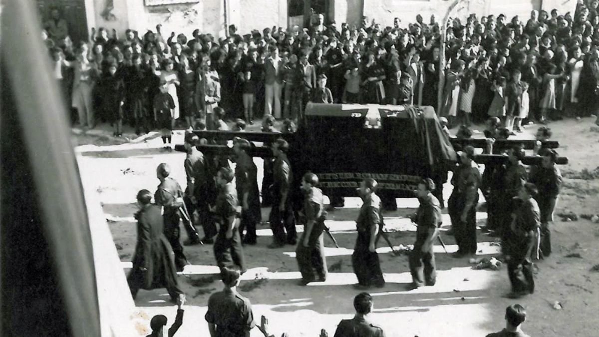 Los restos de Primo de Rivera fueron trasladados a hombros de sus camaradas falangistas desde Alicante al Escorial. La caminata duró diez días.