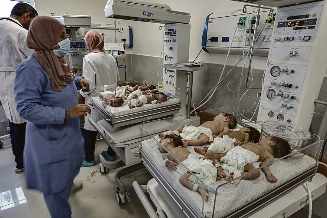 Bebés prematuros procedentes del hospital de Al-Shifa, ayer, en un centro hospitalario de Rafah.