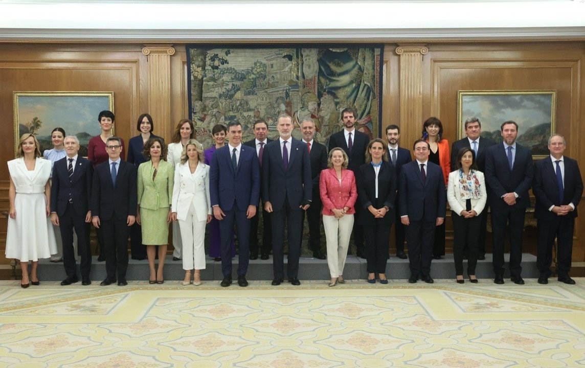 Los 22 ministros y el presidente del Gobierno posan con el rey Felipe VI. // La Moncloa