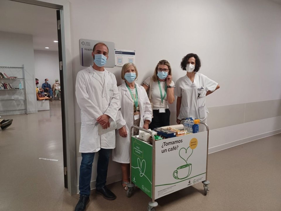 Voluntarios de la Asociación Española contra el Cáncer, en el hospital de día oncológico del Cunqueiro.
