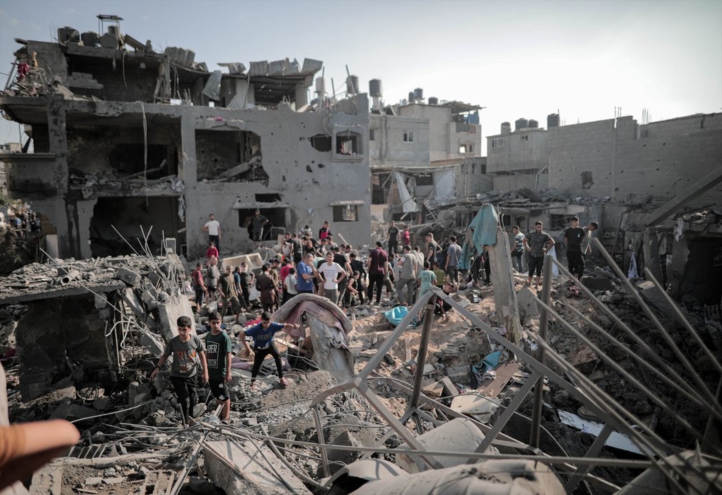 Palestinos observan la destrucción de sus hogares. // Europa Press