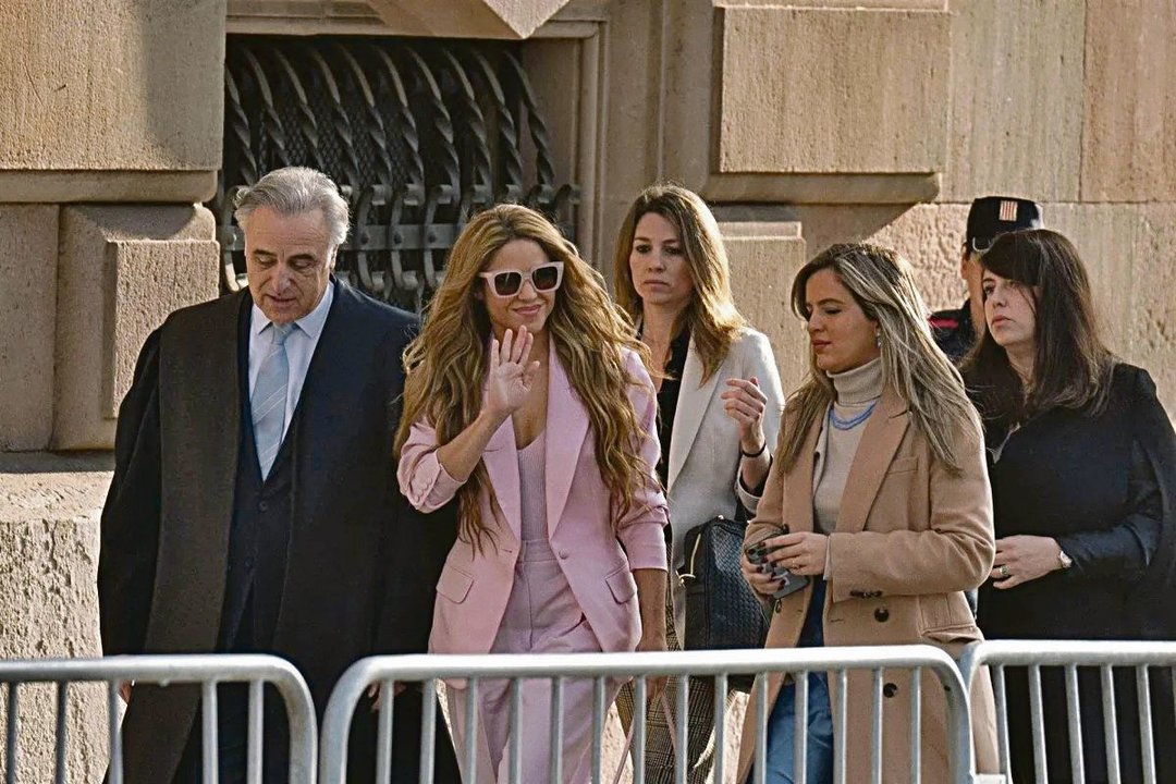 Shakira, el pasado lunes, acompañada por su abogado, Pau Molins.