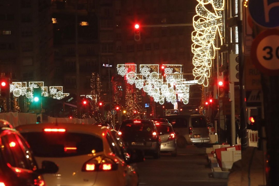 Tráfico en Vigo por las luces de Navidad.