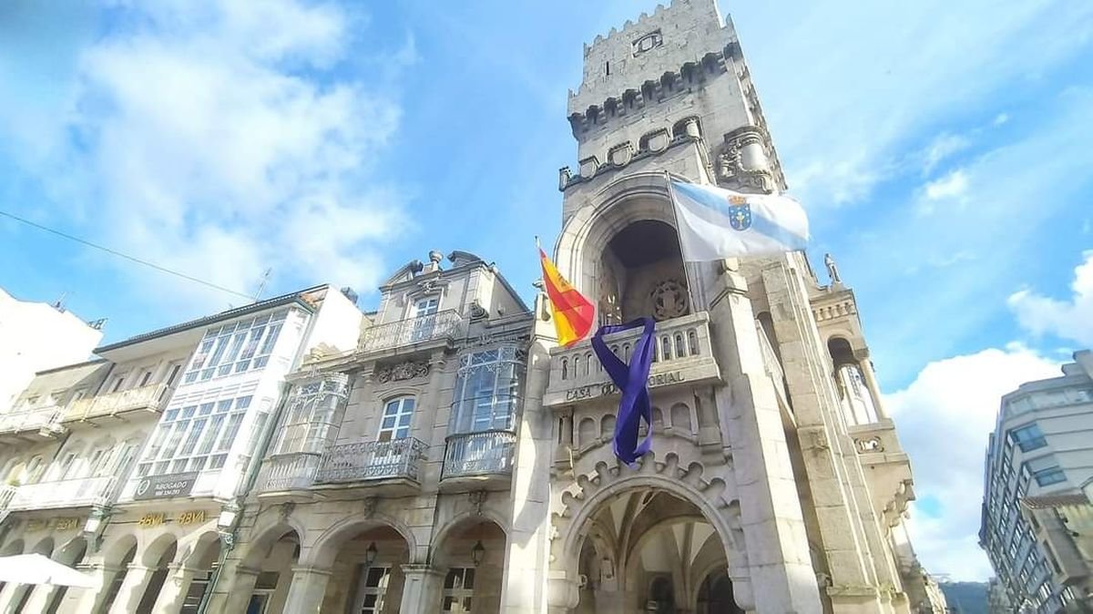 El lazo morado, símbolo internacional contra la violencia de género, en el balcón del Ayuntamiento de Porriño.