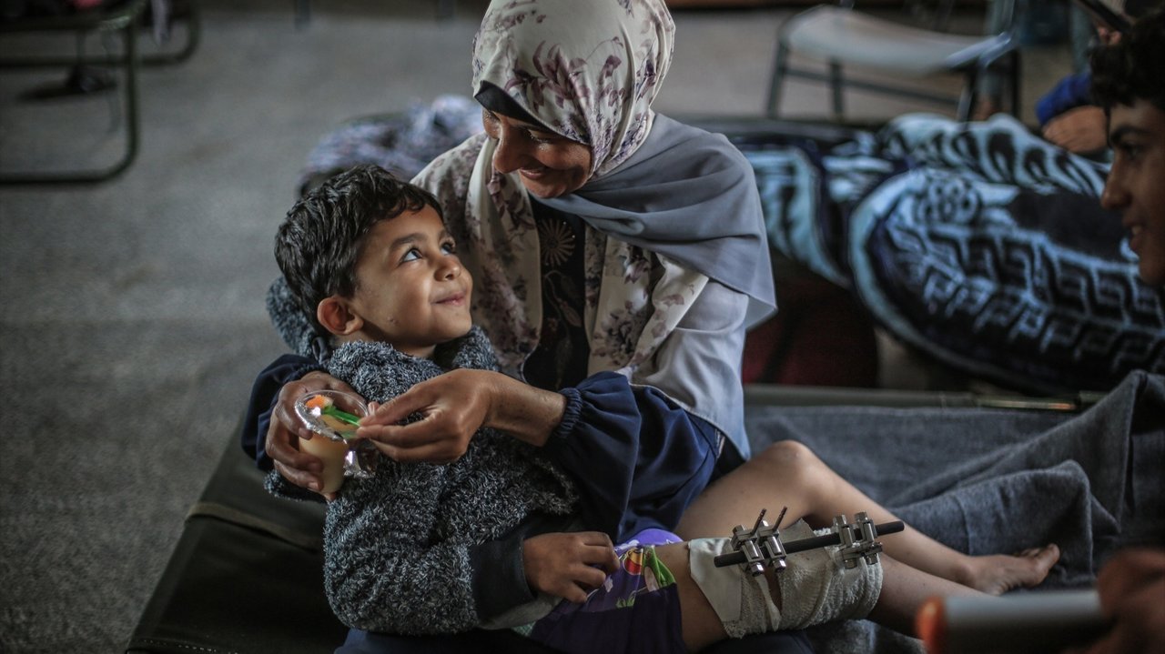 Una mujer palestina sostiene en brazos a su hijo herido. // E.P.