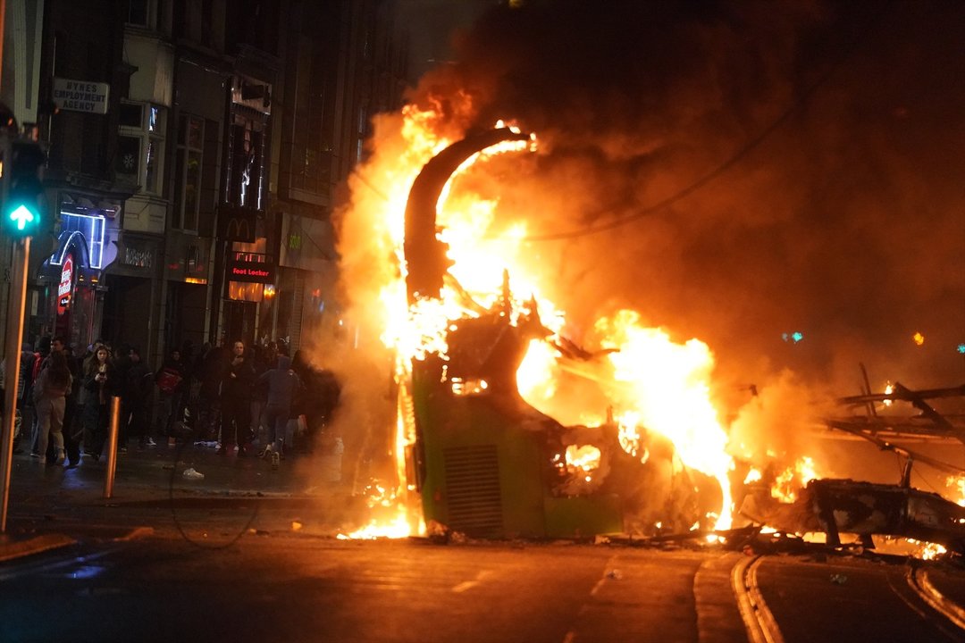 Disturbios de grupos de extrema derecha tras los apuñalamientos de Dublín. // E.P.