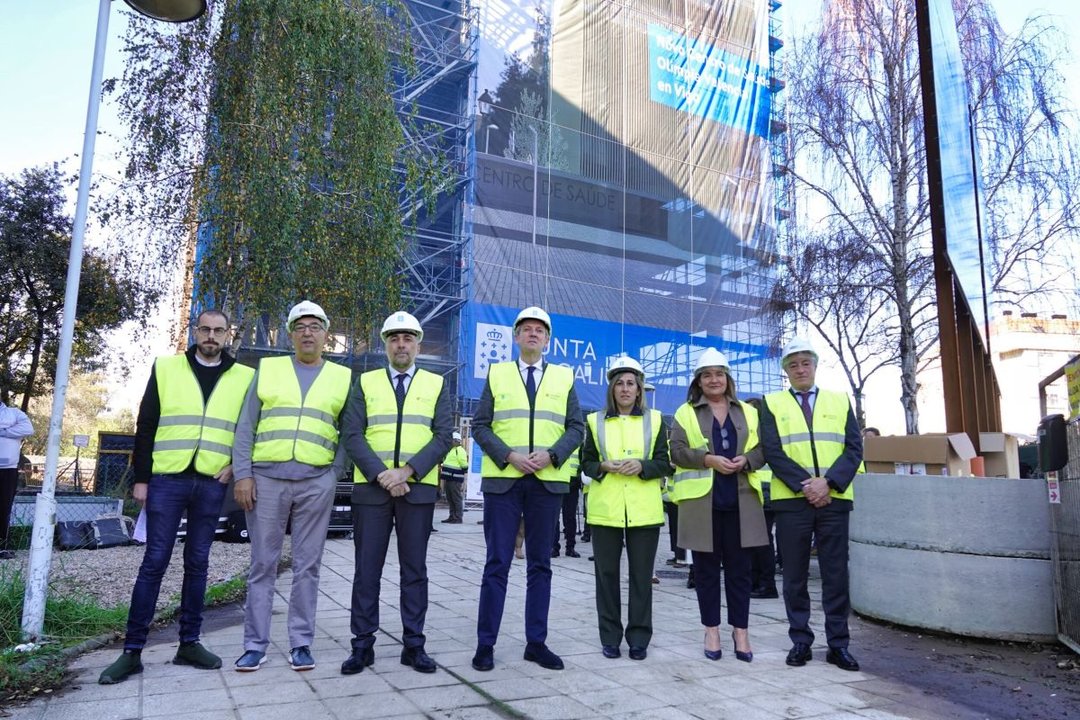 El presidente de la Xunta, con los conselleiros de Sanidade e Infraestruras, en las obras del Olimpia Valencia.