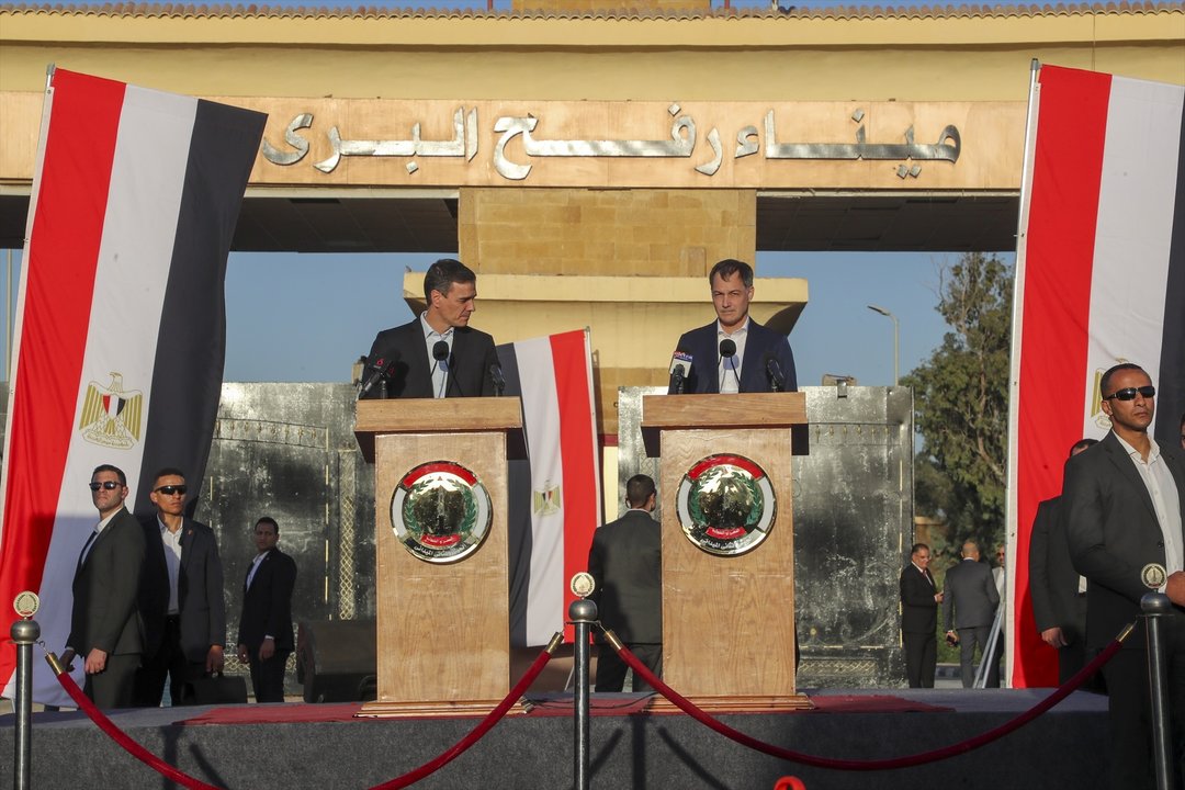 Discurso de Sánchez y el primer ministro belga a su llegada a Rafah. // E.P.