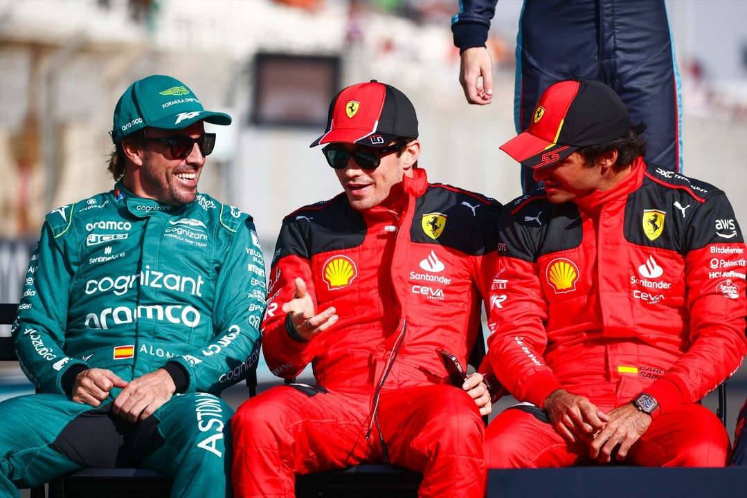 Alonso charla con Leclerc y Sáinz antes del GP de Abu Dabi. // E.P.