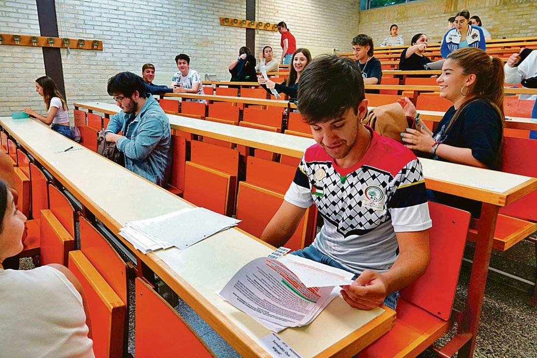Alumnos haciendo los exámenes de la ABAU en el campus de Vigo.