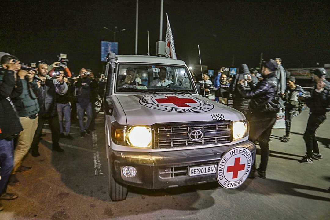 Un vehículo de Cruz Roja con rehenes llega a la frontera de Rafah.