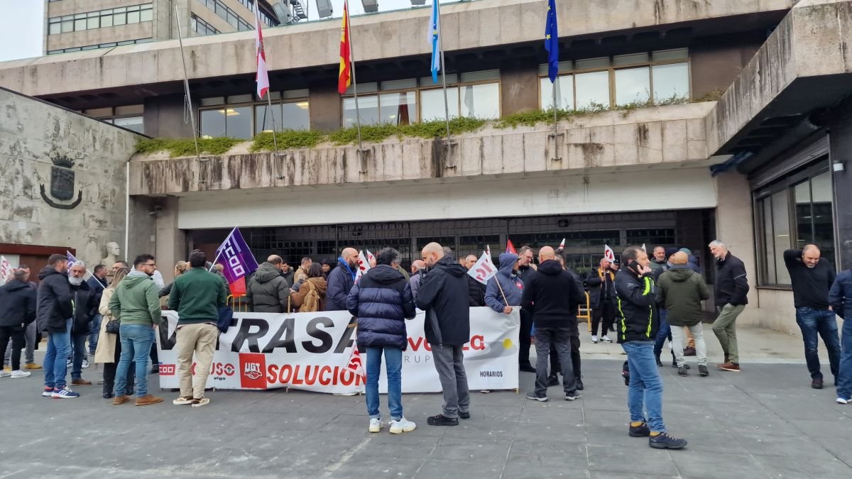 Trabajadores de Vigo, concentrados en Praza do Rei ayer tras irrumpir en el pleno.