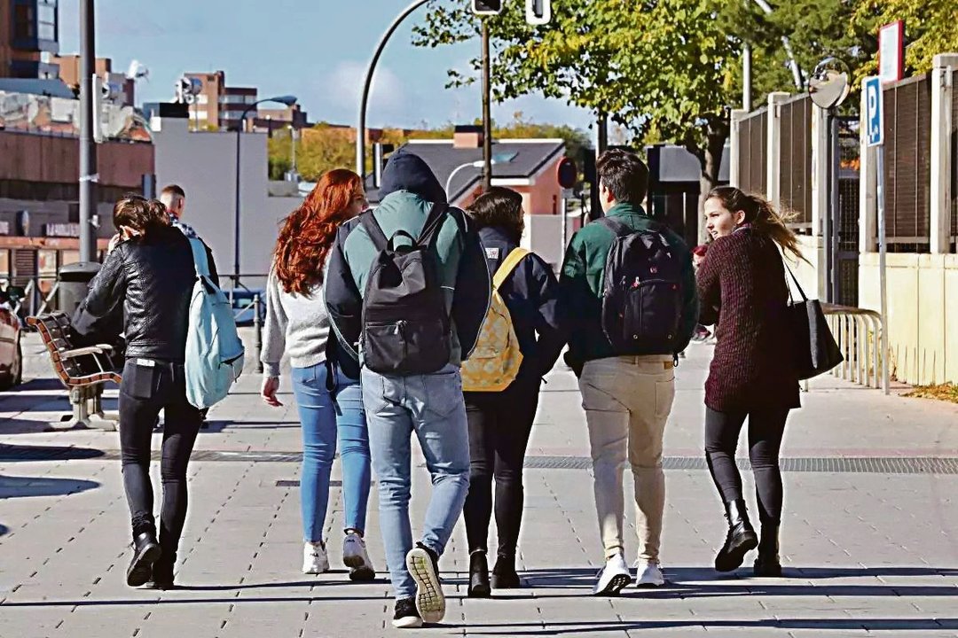 Un grupo de jóvenes a la salida del instituto.