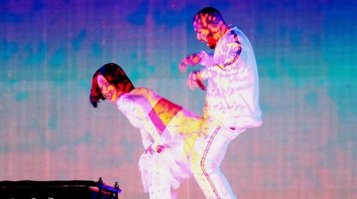 Rihanna perrea con Drake durante un concierto.