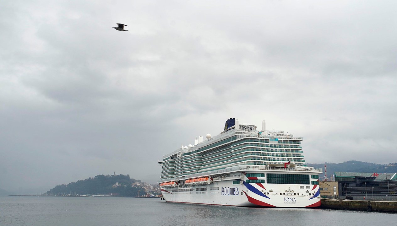 Un crucero, en el Muelle de Trasatlánticos de Vigo, este martes.