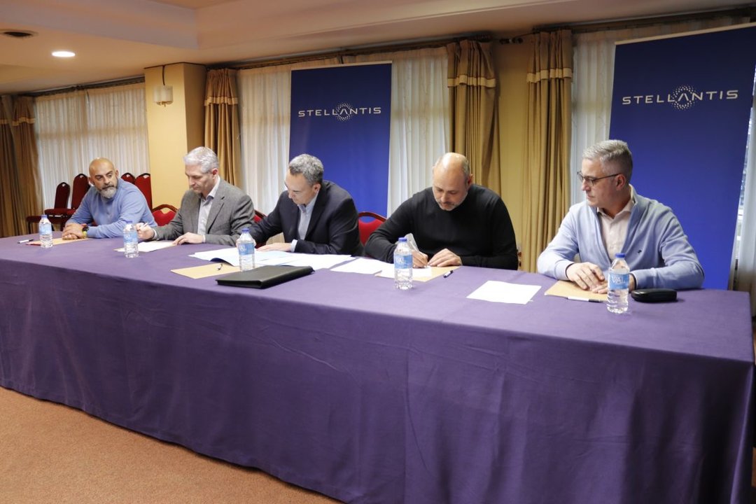 Empresa y sindicatos firmaron ayer el convenio en el Hotel Coia, donde fue la negociación.