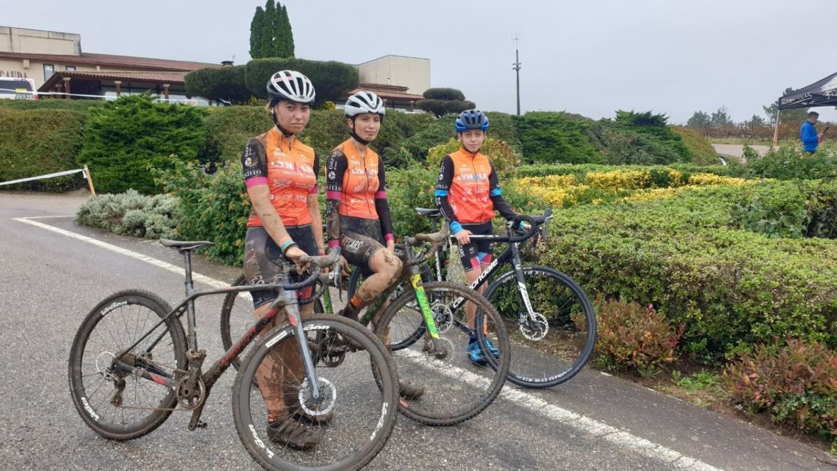Vania, Alba e Brais Gregores realizan esta tempada de ciclocross, na que teñen que compaxinar horarios e compartir diferente material.
