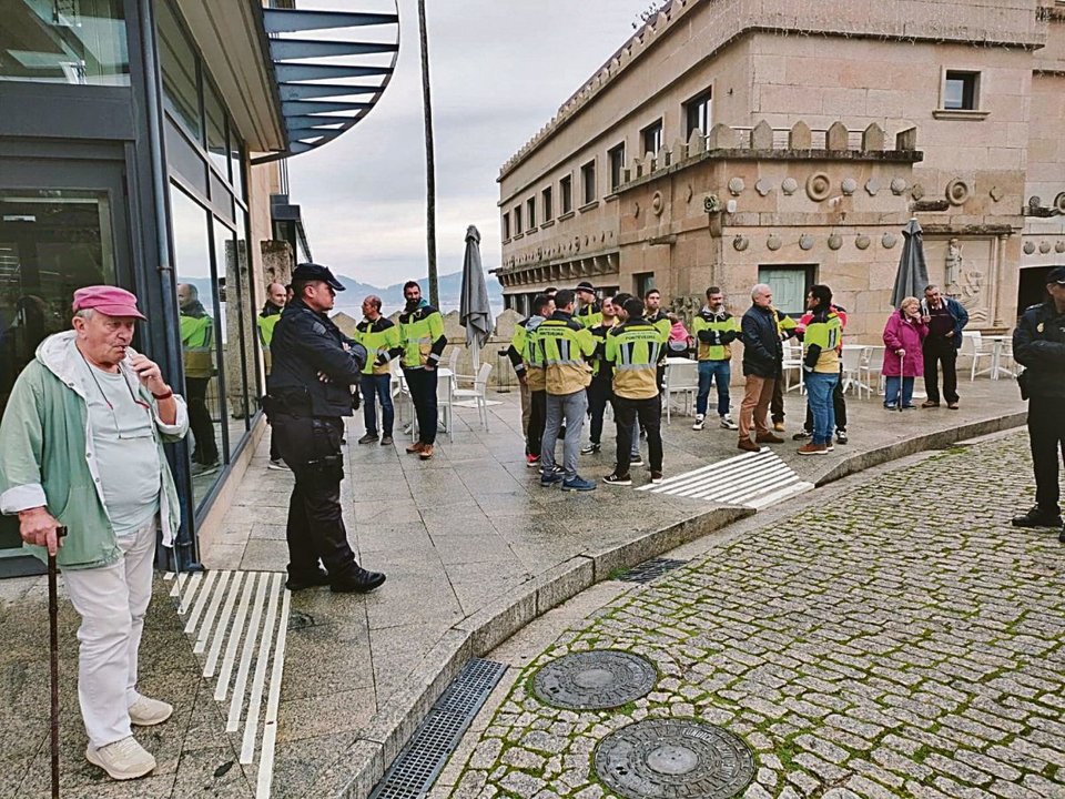 Grupo de bomberos comarcales, durante su protesta de ayer en Vigo.