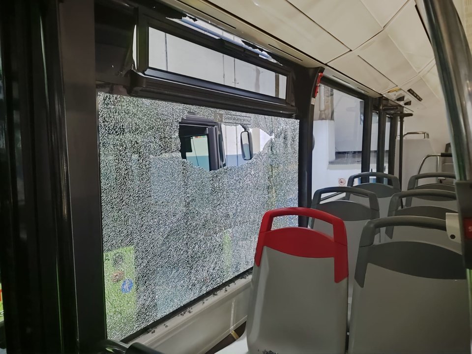 El autobús de Vitrasa de la línea L17 con la ventana rota tras el impacto de un objeto.