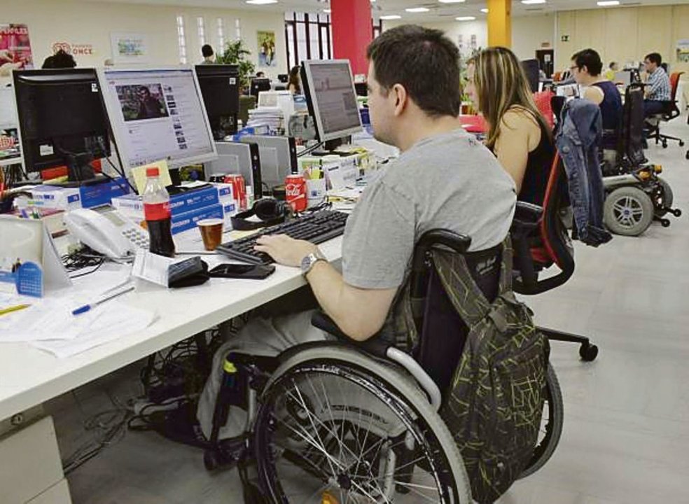 Personas con discapacidad trabajando en una empresa.