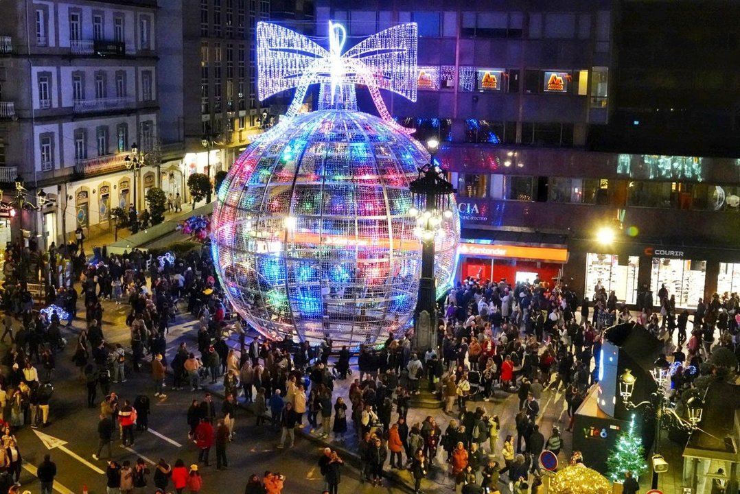 La bola de Navidad de Vigo iluminada.