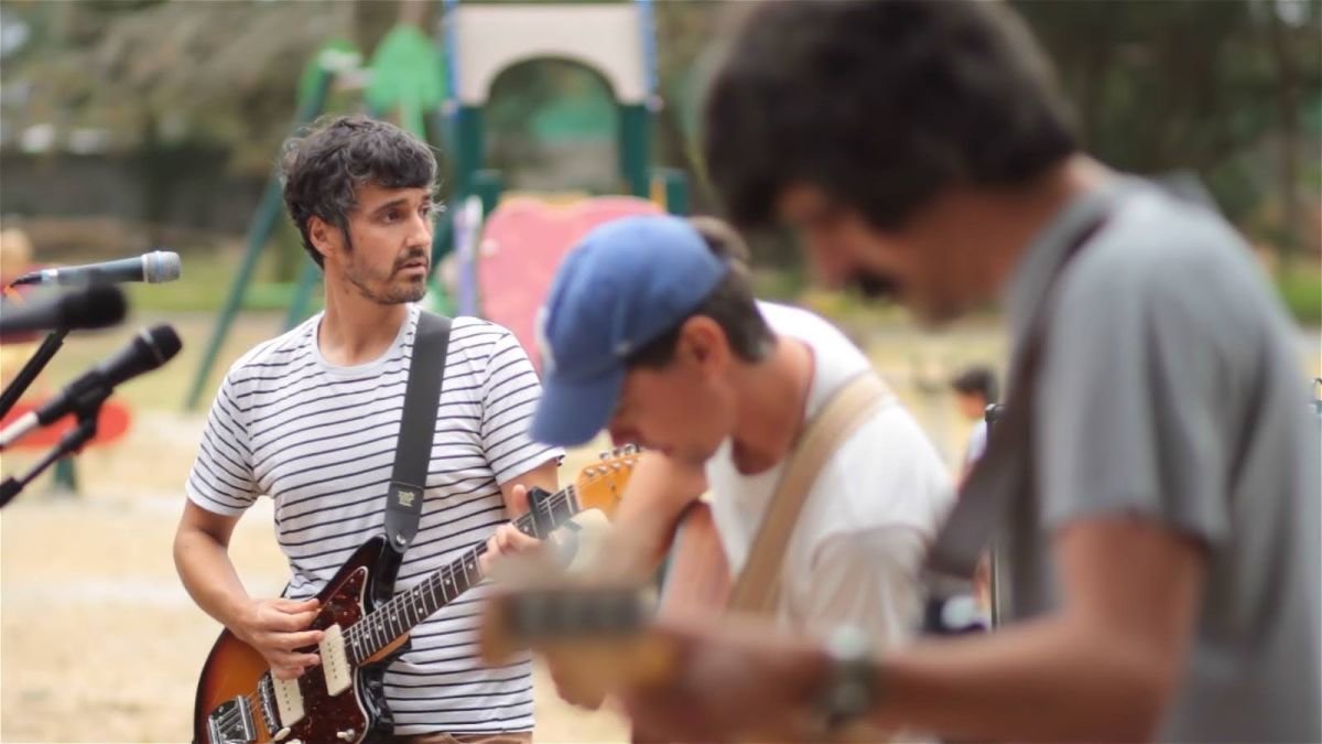 Carlos Gil, a la guitarra, actuando junto al grupo vigués Isius, que forman Carlos, Edu, Roberto, José y Alberto.