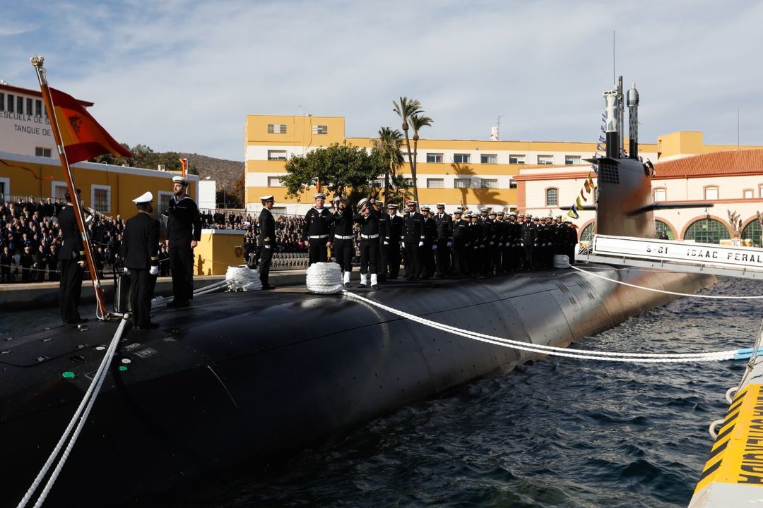 El submarino “Isaac Peral” fue entregado ayer a la Armada en un acto presidido por la ministra de Defensa en el Arsenal de Cartagena.