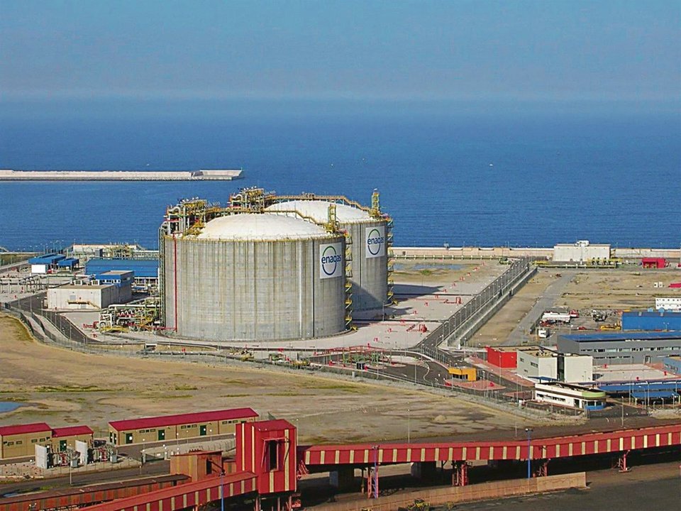 Instalaciones de la planta regasificadora de Enagás de El Musel, en Gijón.