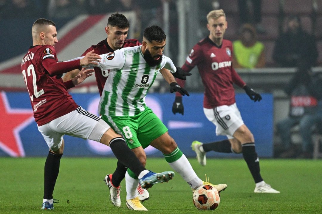 Nabil Fekir disputa un balón en el partido de ayer en Praga.