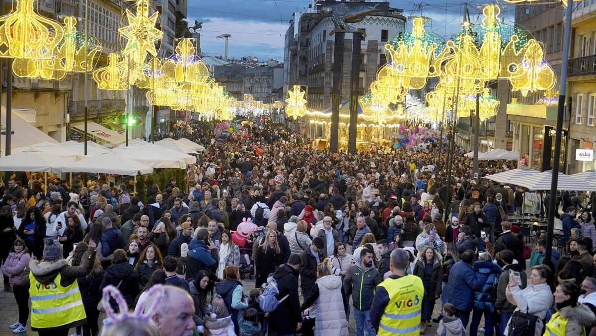 El centro de la ciudad, repleto por el aluvión de visitantes portugueses que se acercaron a disfrutar de la Navidad viguesa.