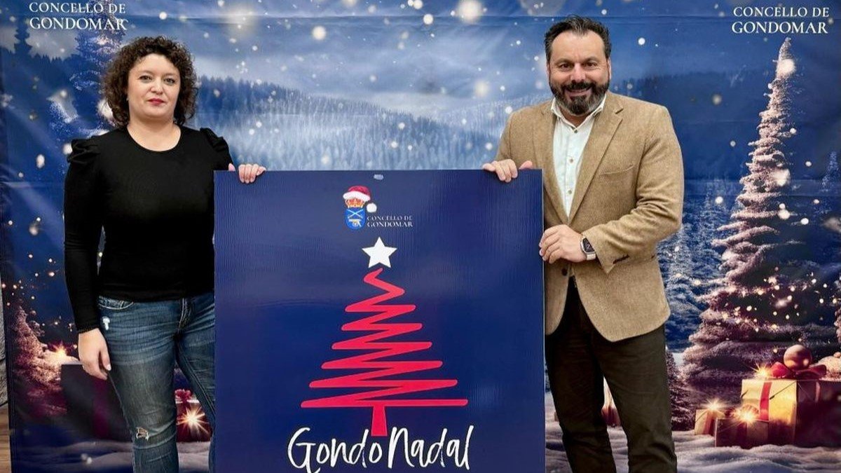 O alcalde Francisco Ferreira e a concelleira de Cultura, Rocío Goberna, co cartel do Gondonadal.