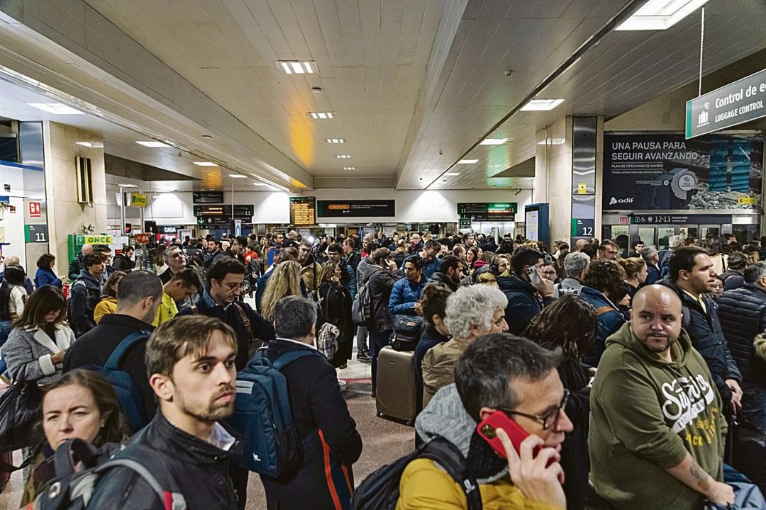 Centenares de personas afectadas, en la estación de Madrid-Chamartín-Clara Campoamor.