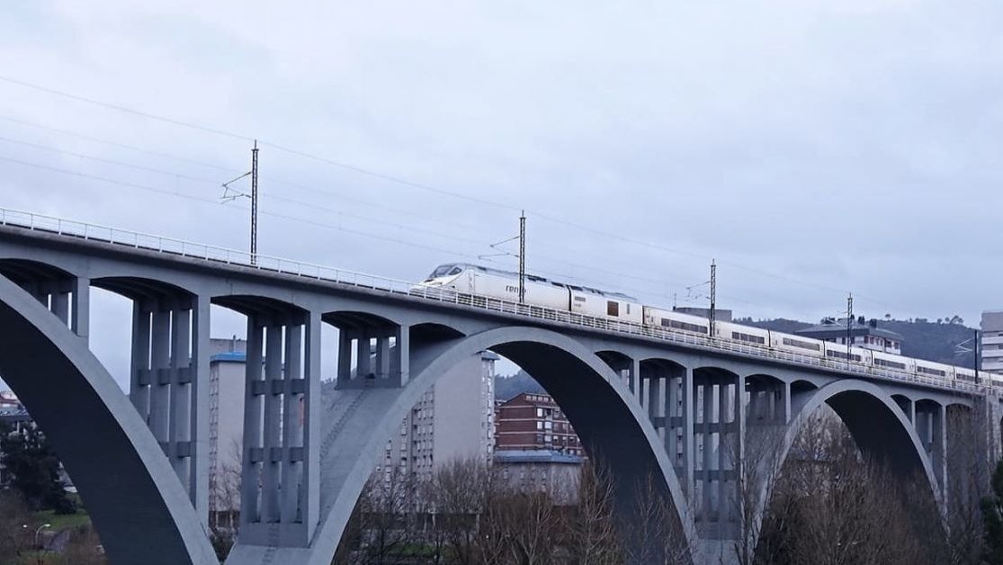 Tren de alta velocidad cruzando el viaducto del Miño.